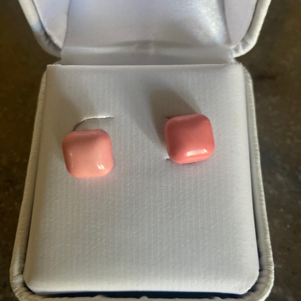 Pink 1980’s vintage pierced earrings